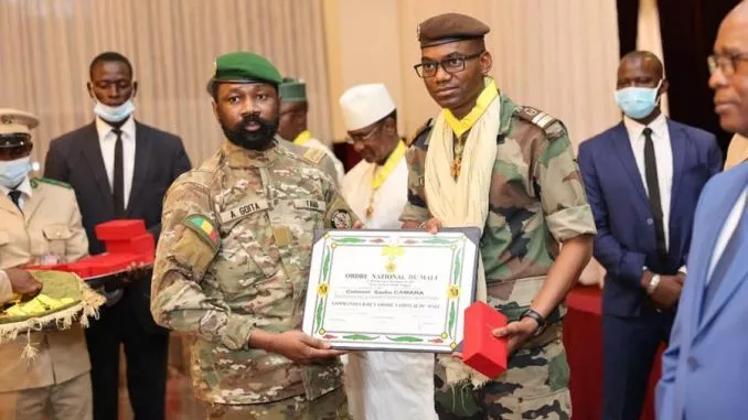 Mali : le Colonel Assimi GOÏTA décore des grands serviteurs de l’État