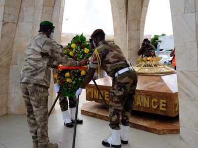 Dans le cadre de la commémoration du 22 septembre 2022, le Président de la Transition, SE le Colonel Assimi GOÏTA, Chef de l’État, a respecté la tradition en procédant, dans la matinée de ce jeudi, à un dépôt de gerbe de fleurs au monument de l’indépendance.
