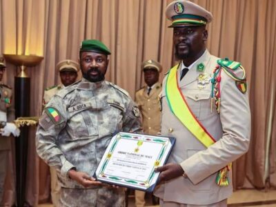 Le Président GOÏTA a élevé son homologue guinéen à la dignité de Grand Croix de l’ordre national du Mali à titre étranger